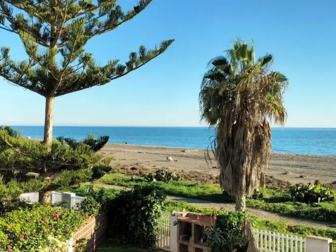 Jardín con vistas al mar